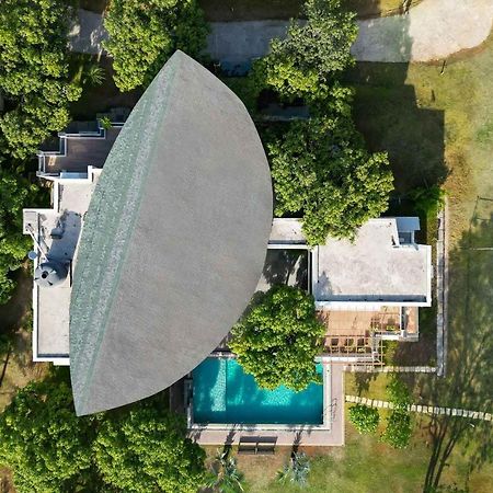 The Leaf By Stayvista - An Enchanting Escape Offering A Pool, Terrace, Lush Lawn, Contemporary Interiors, And Indoor Games Alībāg Εξωτερικό φωτογραφία
