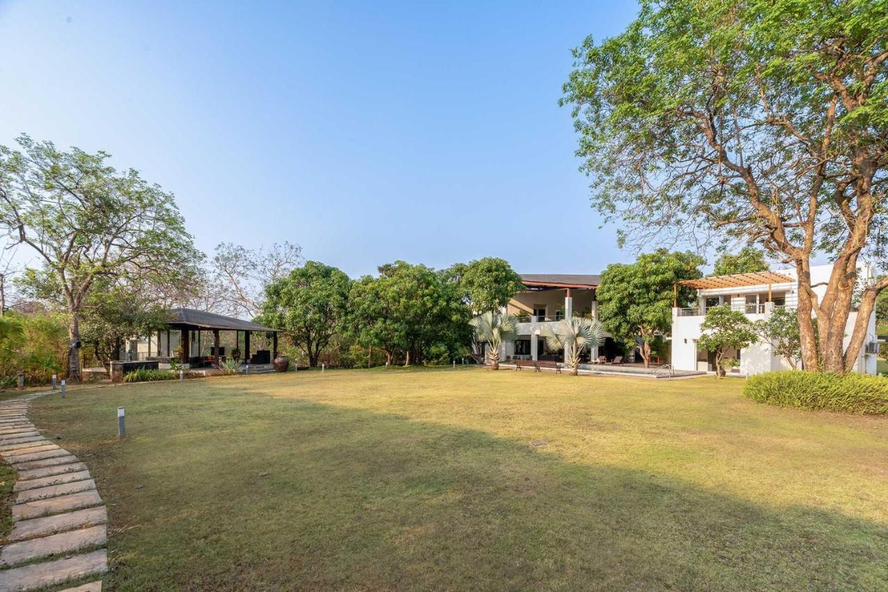 The Leaf By Stayvista - An Enchanting Escape Offering A Pool, Terrace, Lush Lawn, Contemporary Interiors, And Indoor Games Alībāg Εξωτερικό φωτογραφία