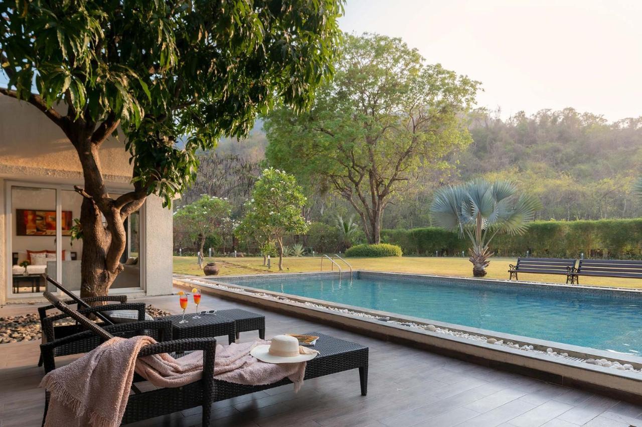 The Leaf By Stayvista - An Enchanting Escape Offering A Pool, Terrace, Lush Lawn, Contemporary Interiors, And Indoor Games Alībāg Εξωτερικό φωτογραφία