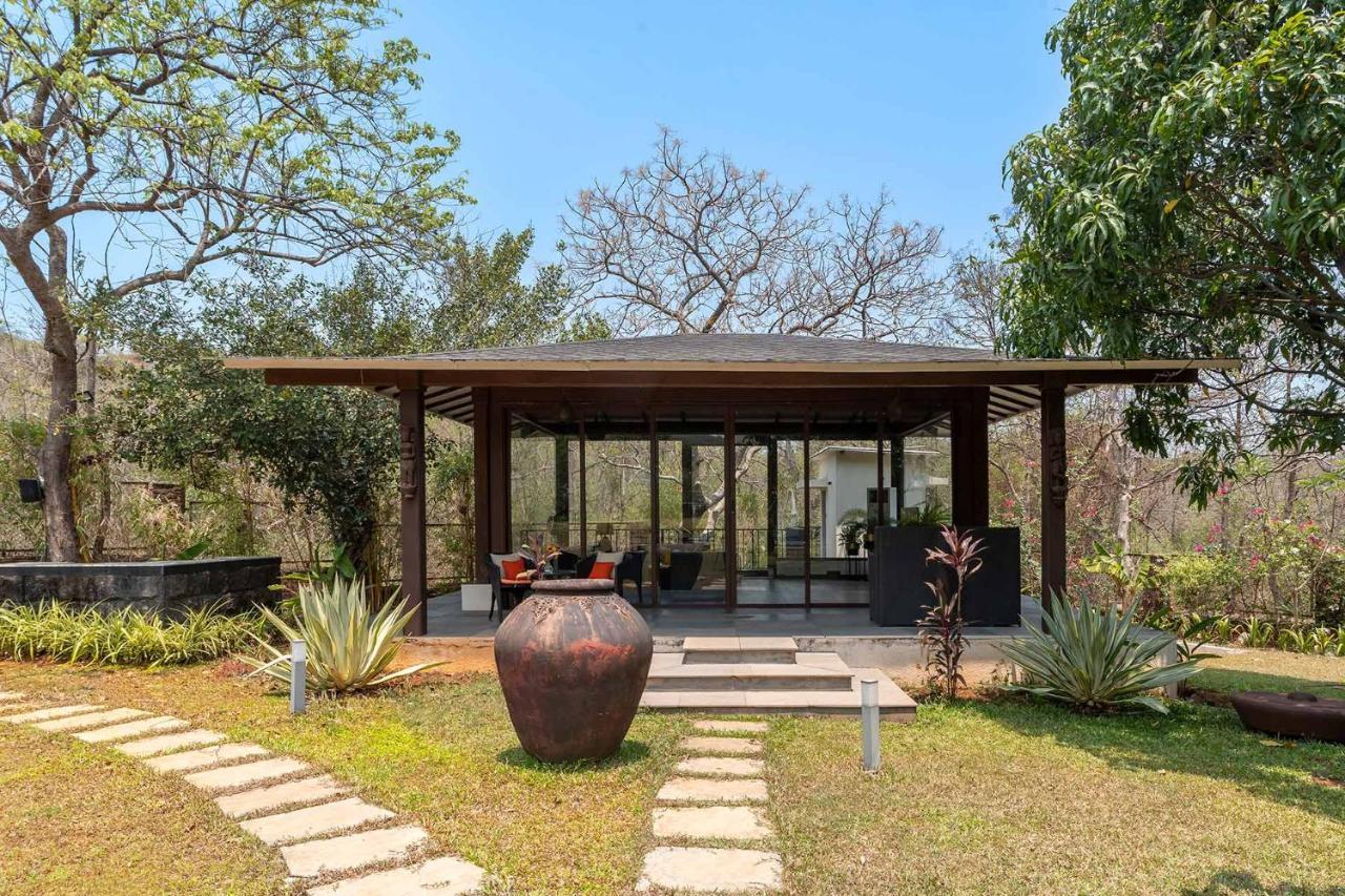 The Leaf By Stayvista - An Enchanting Escape Offering A Pool, Terrace, Lush Lawn, Contemporary Interiors, And Indoor Games Alībāg Εξωτερικό φωτογραφία