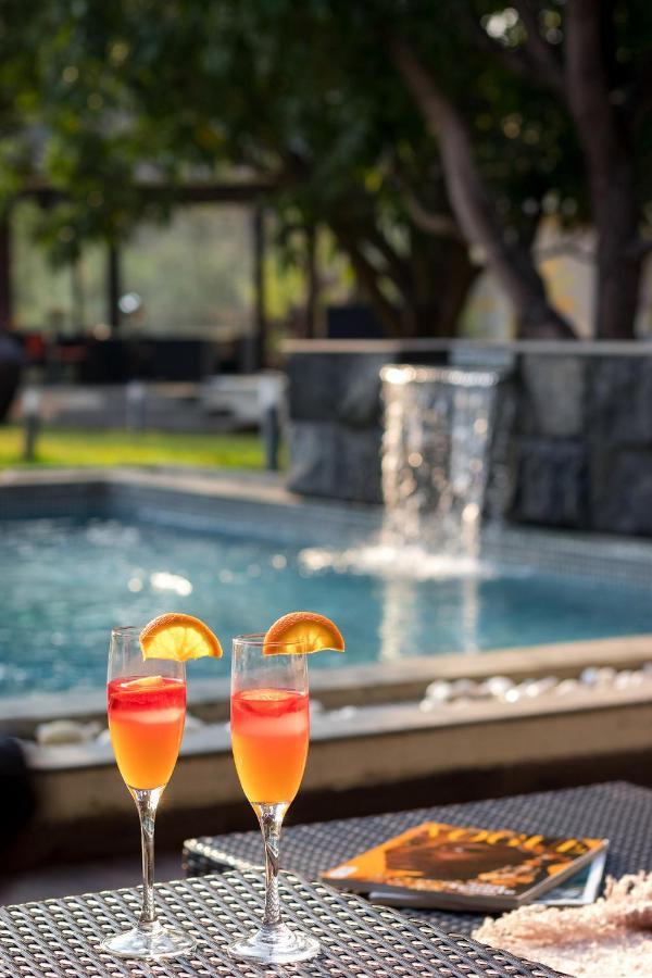 The Leaf By Stayvista - An Enchanting Escape Offering A Pool, Terrace, Lush Lawn, Contemporary Interiors, And Indoor Games Alībāg Εξωτερικό φωτογραφία