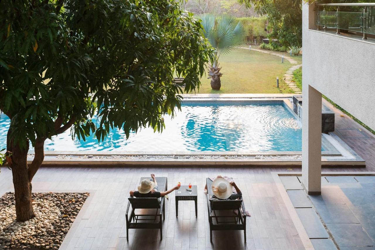 The Leaf By Stayvista - An Enchanting Escape Offering A Pool, Terrace, Lush Lawn, Contemporary Interiors, And Indoor Games Alībāg Εξωτερικό φωτογραφία